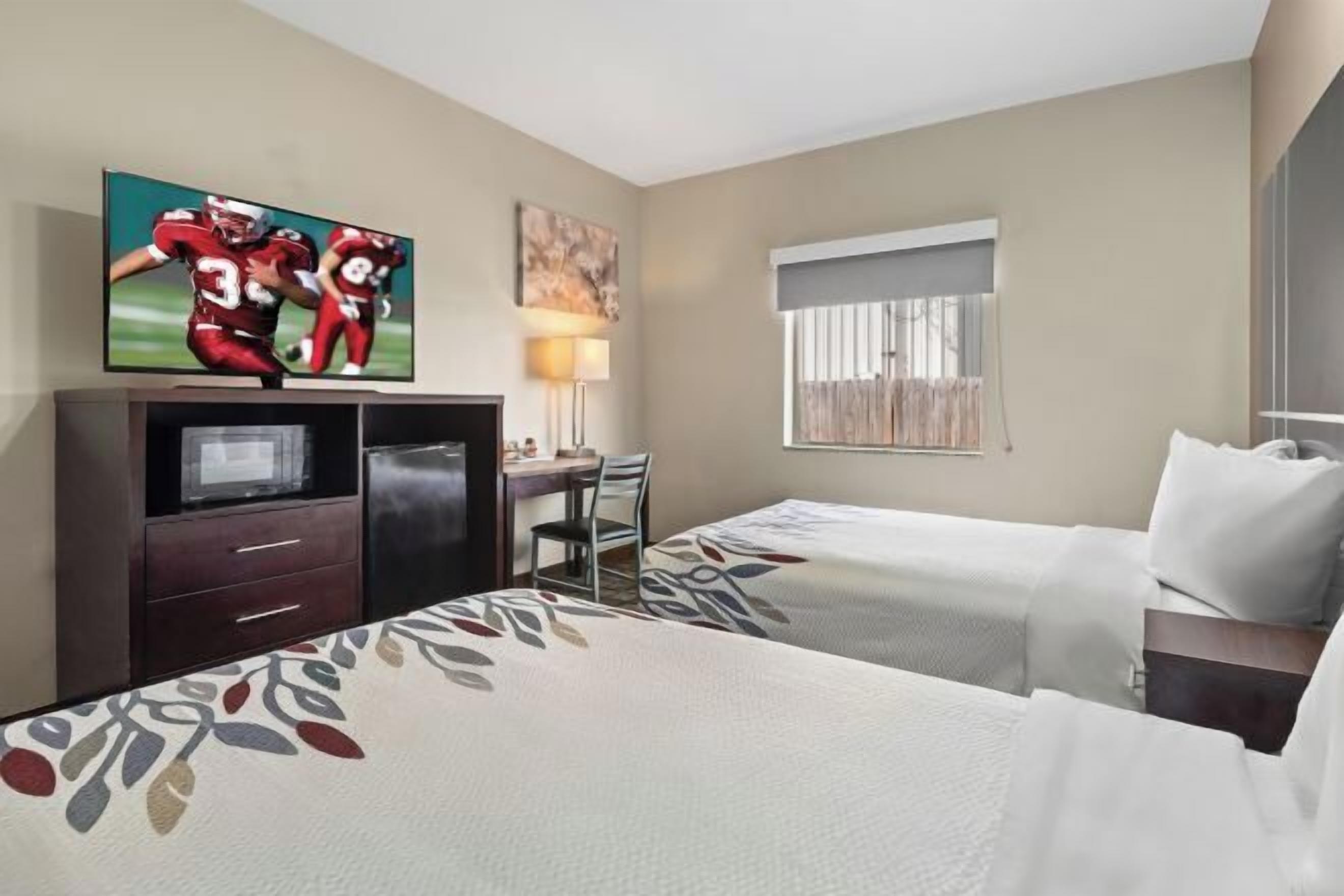 Skrivebord, blendingsgardiner og strykejern/-brett