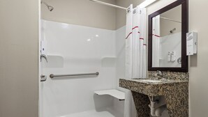 Chambre supérieure, 2 lits doubles, accessible aux personnes à mobilité réduite (Roll-In Shower) | Salle de bain | Articles de toilette (gratuits), séchoir à cheveux, serviettes fournies