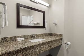 Articles de toilette (gratuits), séchoir à cheveux, serviettes fournies