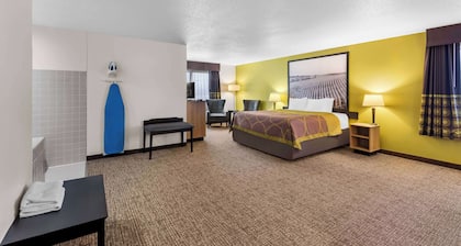 Super 8 by Wyndham Oelwein