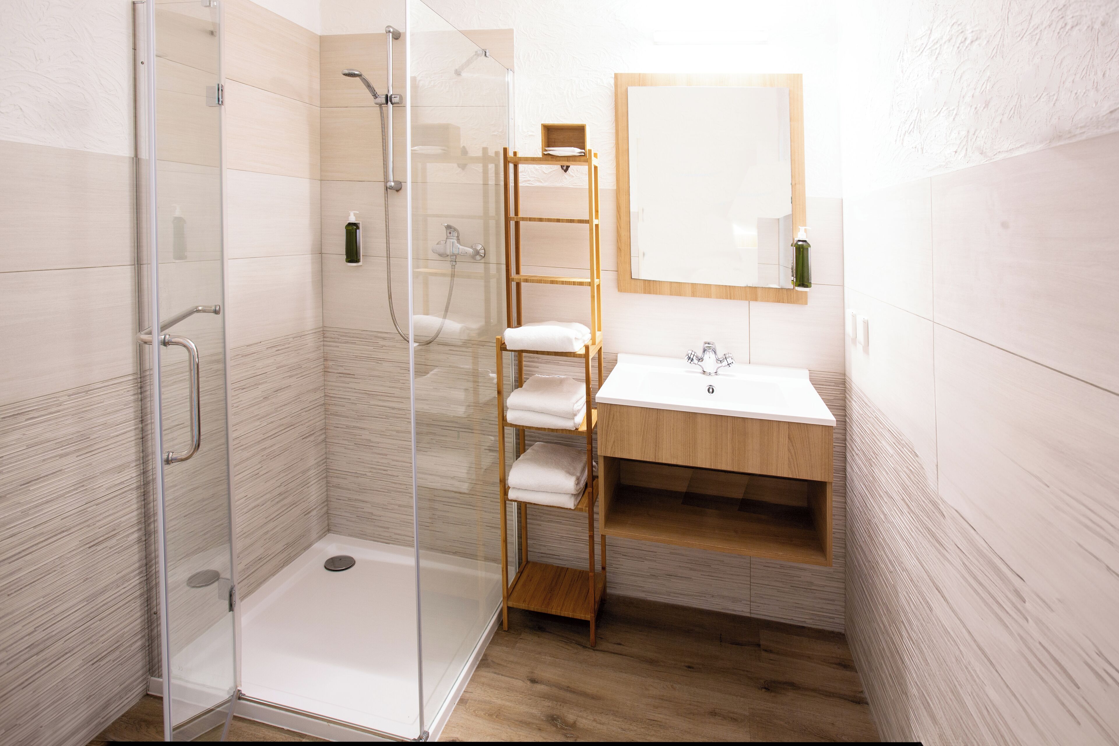 Shower, pengering rambut,  dan handuk