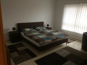 Habitació doble, 1 llit de matrimoni gran, no fumadors, vistes a la ciutat (Zimmer 3) | Equipament de l'habitació