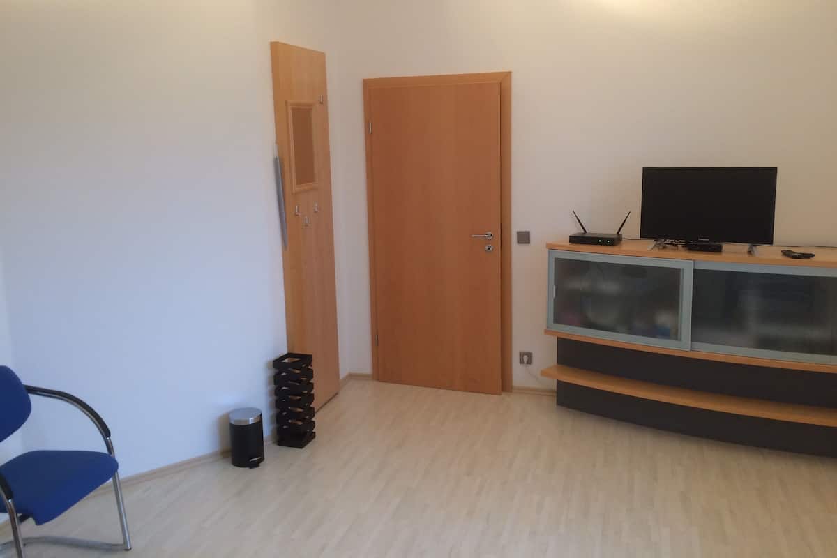 Standard-Doppel- oder -Zweibettzimmer, Mehrere Betten, Nichtraucher, Gartenblick (Zimmer 1) | Schallisolierte Zimmer, Babybetten, Zustellbetten, kostenloses WLAN