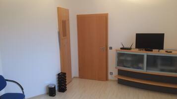 Standard Double or Twin Room, Multiple Beds, Non Smoking, Garden View (Zimmer 1) | Soundproofing, cribs/infant beds, rollaway beds, free WiFi