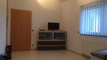 Standard Double or Twin Room, Multiple Beds, Non Smoking, Garden View (Zimmer 1) | Room amenity