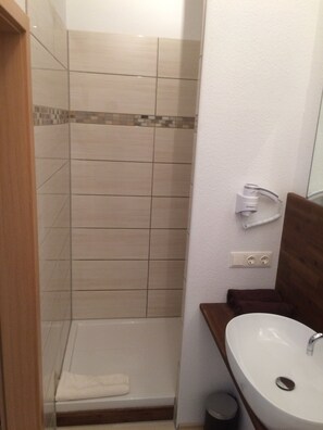 Standard Double or Twin Room, Multiple Beds, Non Smoking, Garden View (Zimmer 1) | Bathroom | Shower, hair dryer, towels - Pension am Römerhof (Münzenberg)