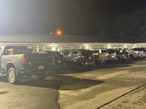 Un estacionamiento con varios SUVs estacionados en fila.