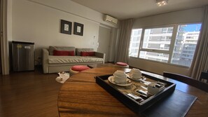 Apartamento superior, 1 quarto | Área de estar | Smart TV 43 polegadas com canais a cabo, TV