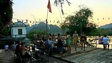 Phục vụ bữa sáng, bữa trưa, bữa tối, đặc sản địa phương