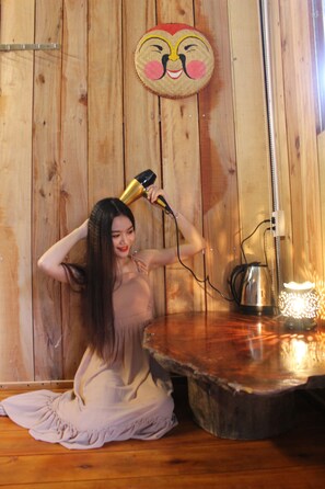 Dormitorio compartido estándar, 1 habitación, baño compartido, vistas al río | Escritorio, tabla de planchar con plancha, wifi gratis y ropa de cama