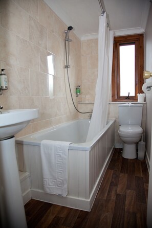 Habitación básica con 2 camas individuales, 2 camas individuales, no fumadores | Baño | Artículos de higiene personal gratuitos, secador de pelo y toallas