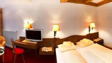 Seprai antialergi, brankas, meja kerja, dan tirai kedap cahaya