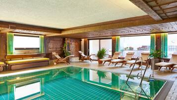 Kolam renang indoor, dengan kursi berjemur