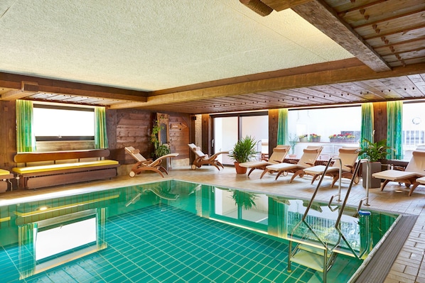 Indoor pool, open 8:00 AM to 9:00 PM, pool loungers - Kurhotel Eichinger (Bad Woerishofen)