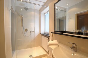 Quarto casal luxo | Banheiro | Chuveiro, produtos de toalete grátis, secador de cabelo 