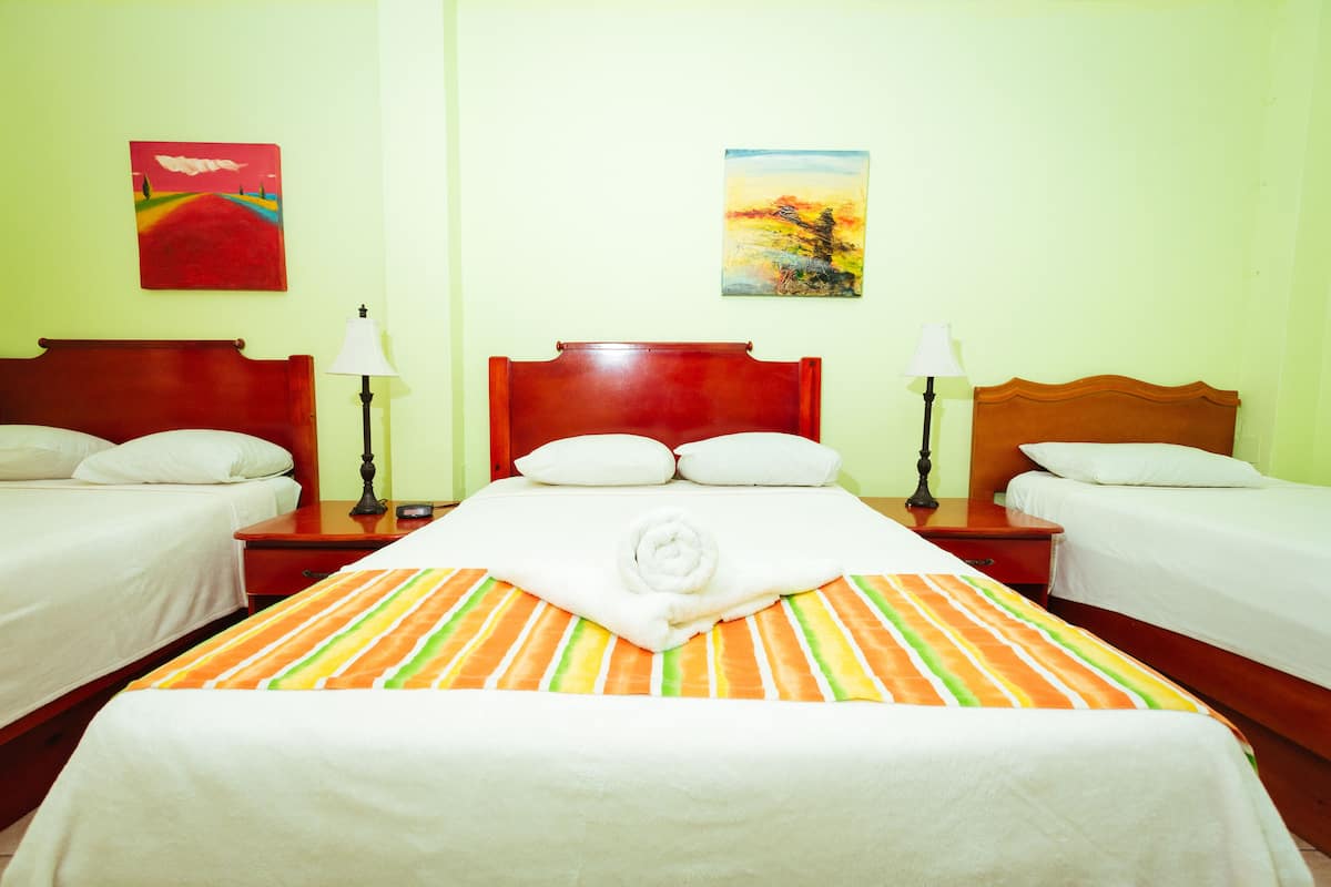 Roupas de cama premium, escrivaninha, cortinas blackout