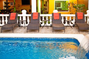 Indoor/outdoor pool - Beverly's Oasis Suites (Lowlands)