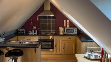 Habitación doble | Cocina privada | Microondas, horno, parrilla de estufa y cafetera y tetera