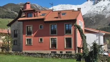 Situated in a mountainous region, this hotel offers stunning views of snow-capped mountains.