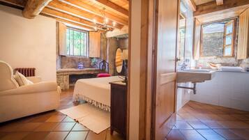 Een haardroger, handdoeken, zeep, shampoo