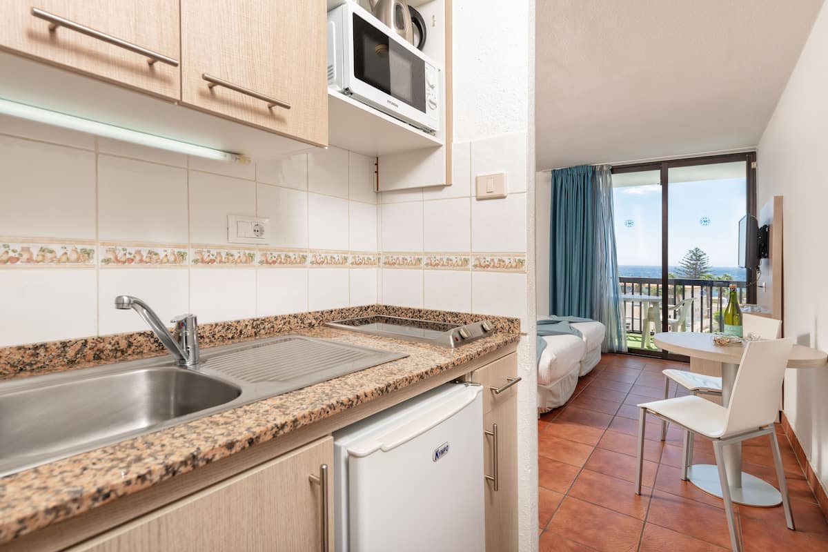 fridge, microwave, stovetop, cookware/dishes/utensils