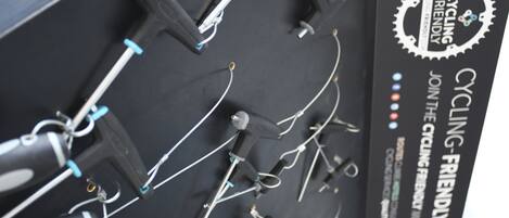 Una exhibición de diversos accesorios para ciclismo y un cartel anunciando un evento ciclista.