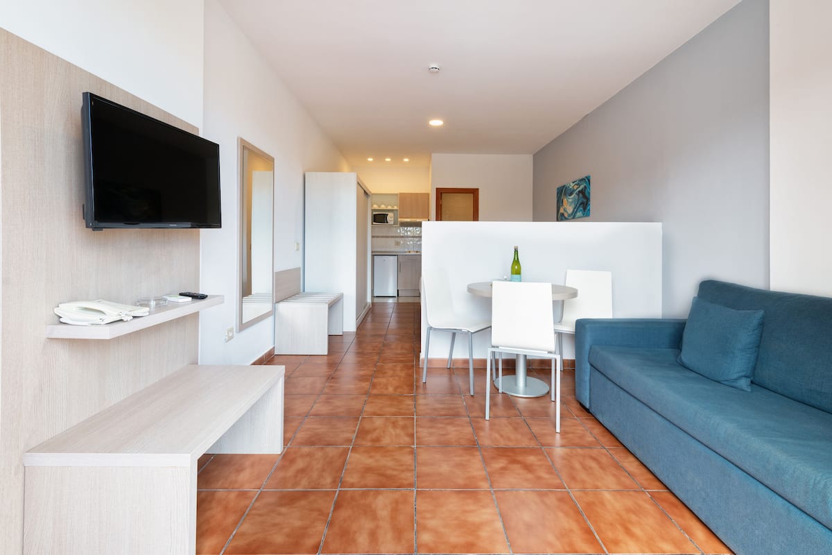 fridge, microwave, stovetop, cookware/dishes/utensils