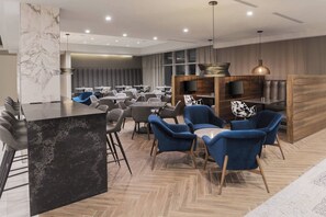 Sert le petit déjeuner, le déjeuner et le dîner