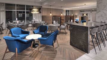 Serves breakfast, lunch, and dinner