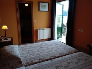 Blackout curtains, iron/ironing board, free WiFi, bed sheets - Casa da Pastora (A Estrada)