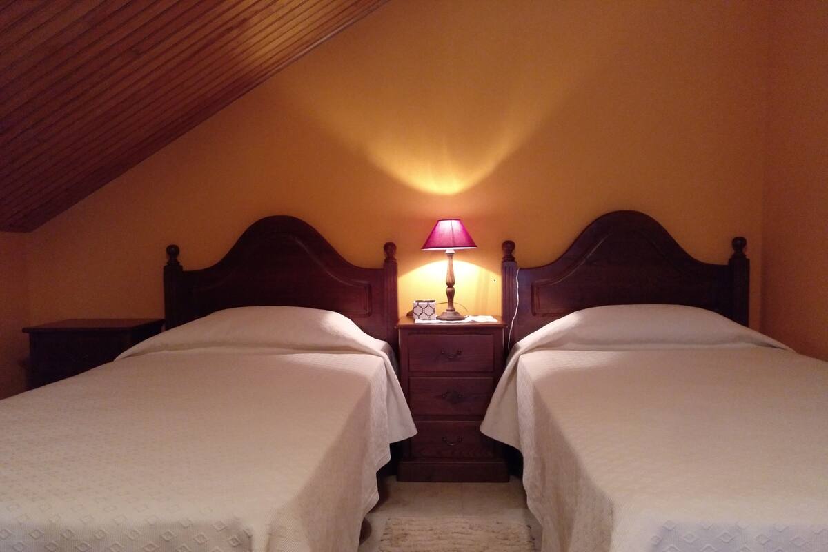 Cortinas blackout, tabla de planchar con plancha y wifi gratis