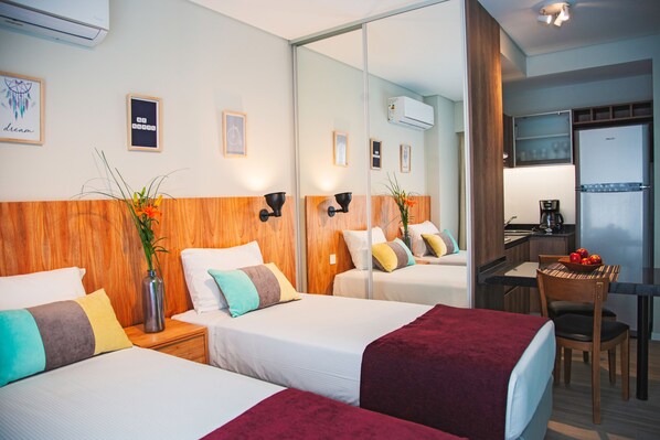 高級開放式客房, 2 張單人床 | 房內夾萬、書桌、遮光窗簾/窗簾、隔音