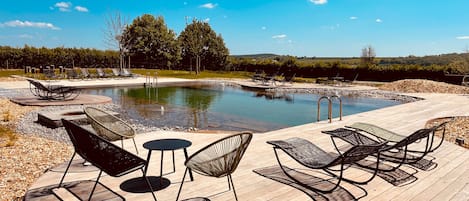 Una piscina al aire libre de temporada