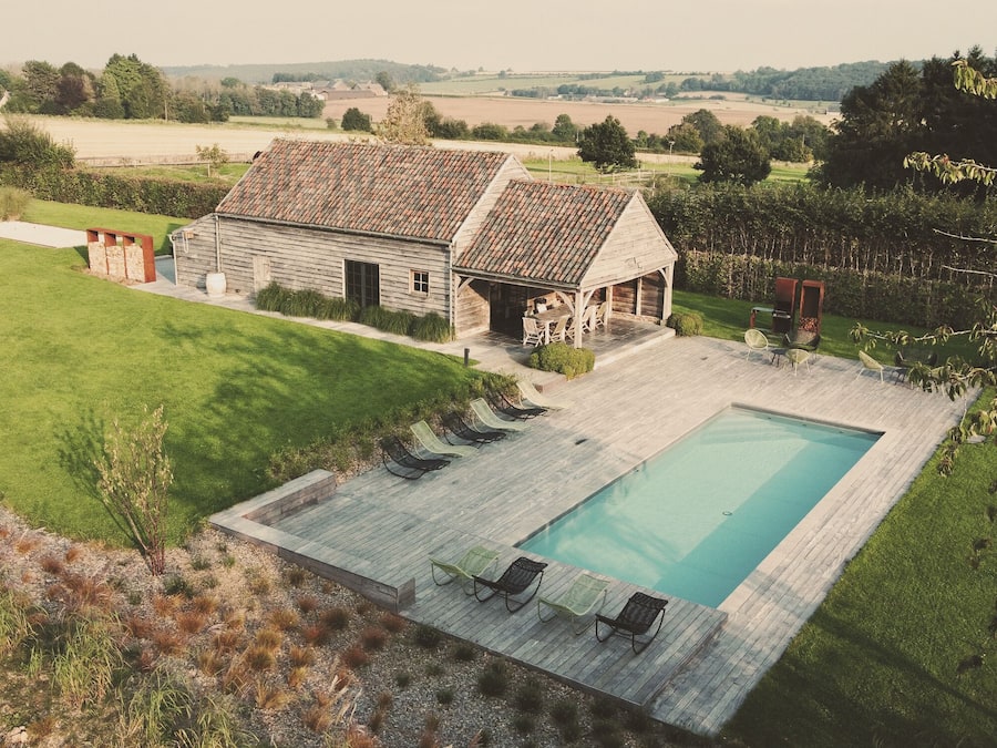 Een seizoensgebonden buitenzwembad