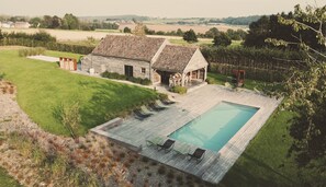 A large house with a swimming pool, surrounded by a well-maintained lawn and a view of the countryside. - Domaine Sur Les Sarts (Ohey)