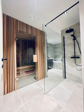 Premium Suite, 2 Bedrooms, Jetted Tub | Bathroom | Jetted bath, free toiletries, hair dryer, towels - Domaine Sur Les Sarts (Ohey)