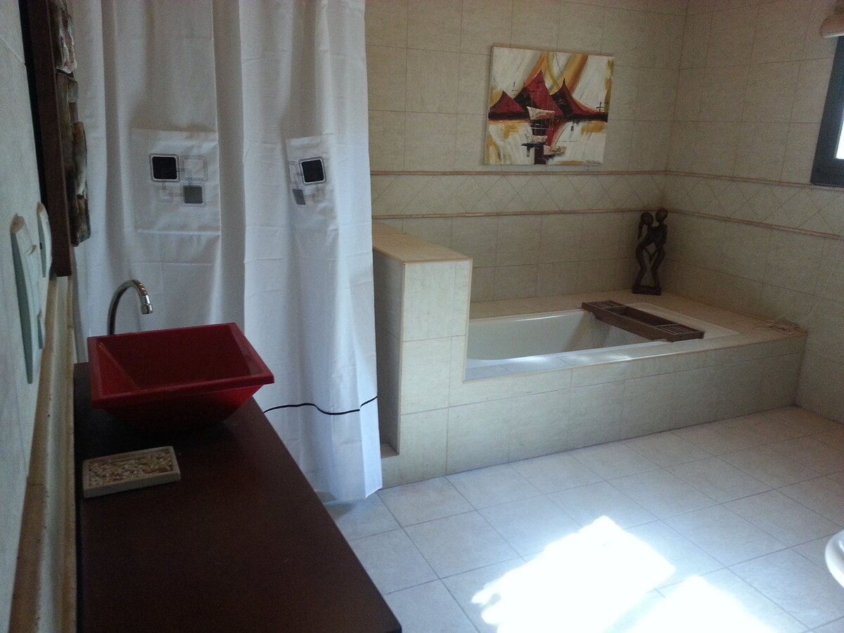 Ducha y bañera combinadas y bañera profunda