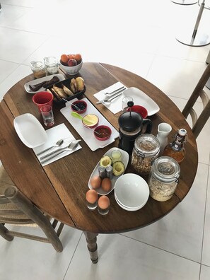 Desayuno con opciones de la cocina local incluido todos los días 