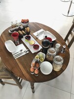 Chambre Terrasse | Área do café da manhã | Café da manhã com pratos da culinária local grátis todos os dias