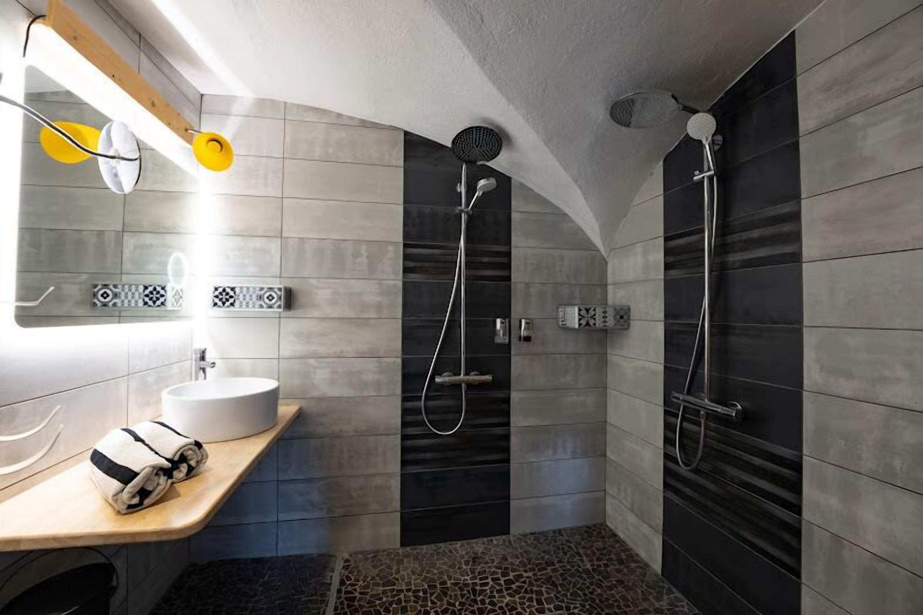 Suite la Pré-cieuse ( co-cooning room ) | Bagno | Pantofole, asciugamani