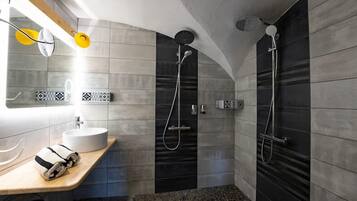 Suite la Pré-cieuse ( co-cooning room ) | Bagno | Pantofole, asciugamani