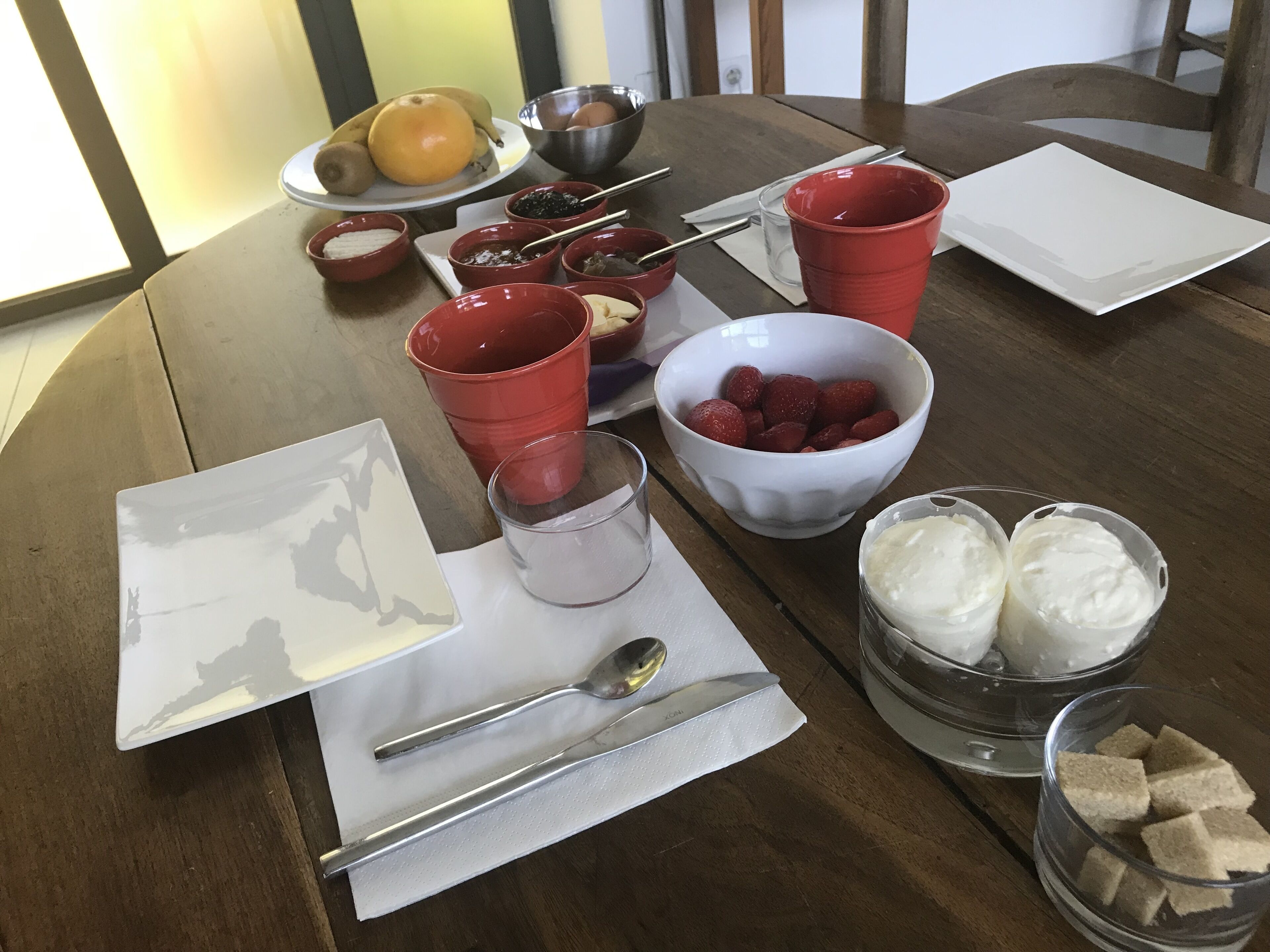 Una mesa de comedor con diversos alimentos y utensilios.