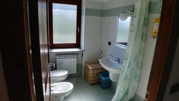 Apartment, 1 Schlafzimmer | Badezimmer | Dusche, Bidet