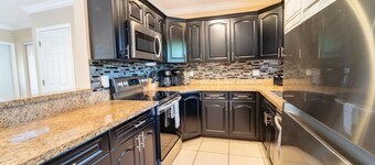 "Palm Estate" - Spacious 3 bed, 3 bath, 2 story single family home with pool