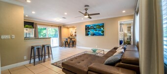 "Palm Estate" - Spacious 3 bed, 3 bath, 2 story single family home with pool