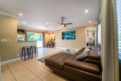 "Palm Estate" - Spacious 3 bed, 3 bath, 2 story single family home with pool