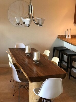 Dining - Beautiful townhouse overlooking the ocean in safe private community . (Nassau)