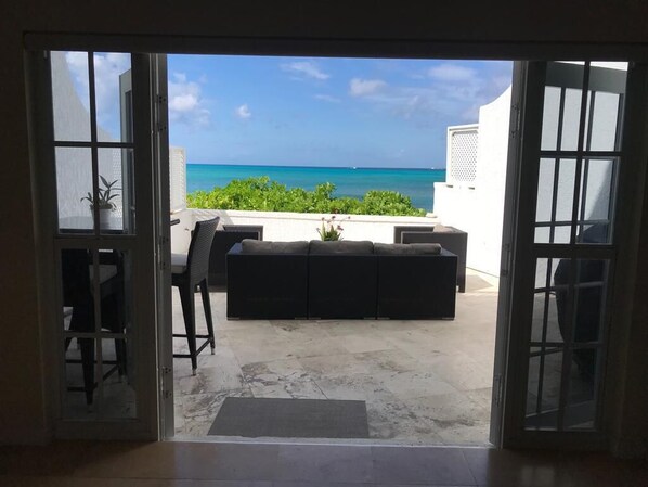 Property grounds - Beautiful townhouse overlooking the ocean in safe private community . (Nassau)