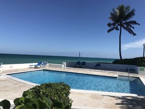 Outdoor pool - Beautiful townhouse overlooking the ocean in safe private community . (Nassau)