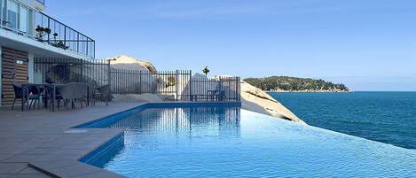 Piscina infinita